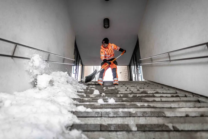 Skuffling av snø i trapp